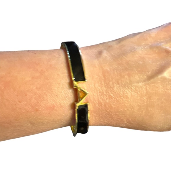 Liz Claiborne Black Enamel Gold Tone Cut-Out "A”Initial Bangle Bracelet Fits 8" - Picture 1 of 5